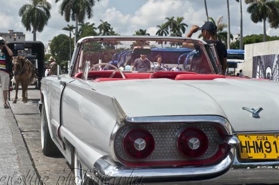 古巴街头常见的老式轿车