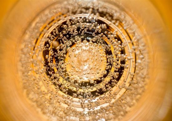 室温会让气泡酒里的泡沫快速散去，但不是任何时候都要避免这么做