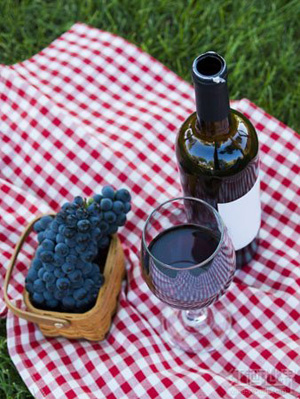  炎夏来袭，如何挑选和饮用红葡萄酒？ 