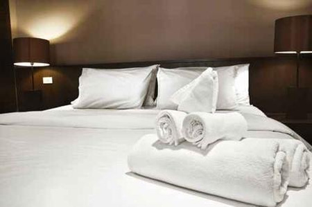 酒店床上为什么要放四个枕头？