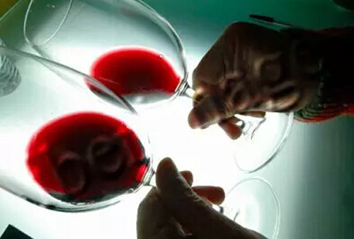 如何通过颜色来判断葡萄酒的品质和酒龄?