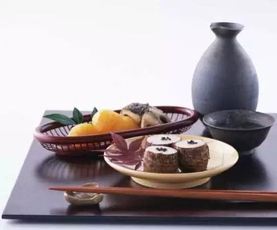 为什么日本人吃一顿饭要用几十个碗?【美食文