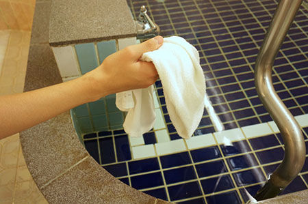 日本人在泡温泉时全身赤裸，随身只带一条小毛巾