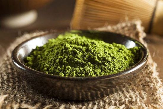 用天然石磨碾磨成微粉状的、覆盖的、蒸青的绿茶粉末，才能配得上“抹茶”这个名字