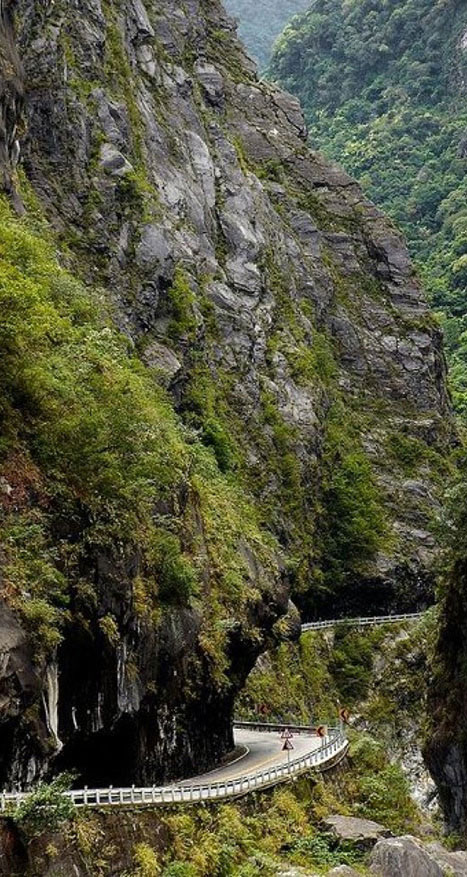 太鲁阁峡谷公路是台湾当地极具挑战性和危险性的山地公路，“太鲁阁”取自当地部落的土著语，有“壮观、为众人所崇拜”的意思。