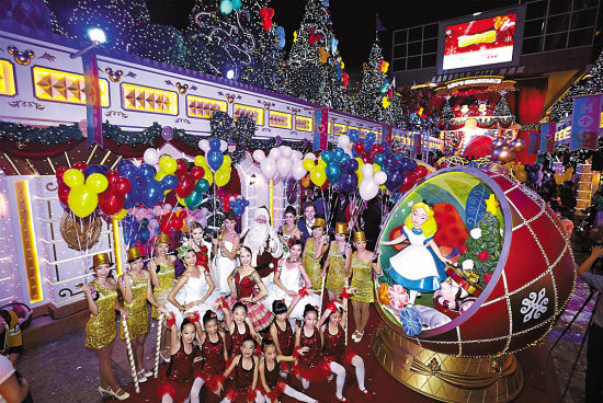 海港城海运大厦露天广场的圣诞灯饰是香港圣诞节必赏景点之一