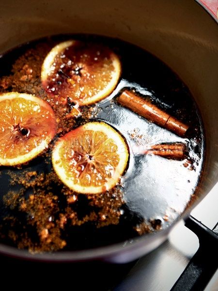 将桂皮、丁香、黑胡椒、橙皮碎、白糖放进煮热的红酒内，小火煮20〜25分钟(还是不要煮开)关火，滤去所有调料即可。