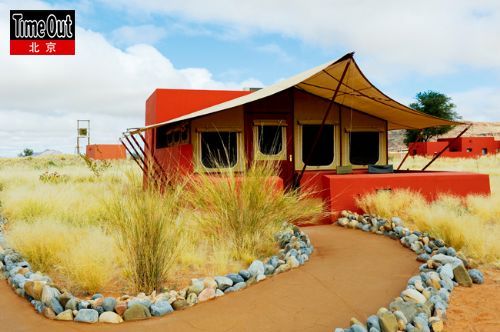 苏丝斯黎度假村外墙采用红沙漠绚丽的色彩，令周边单调的环境立刻生动起来。