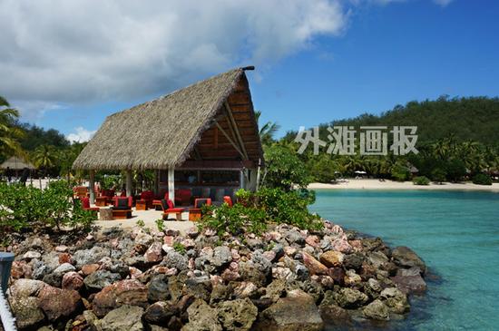 被当地人称作布尔（bure）的斐济传统民居式样，特点即是其茅草顶房屋