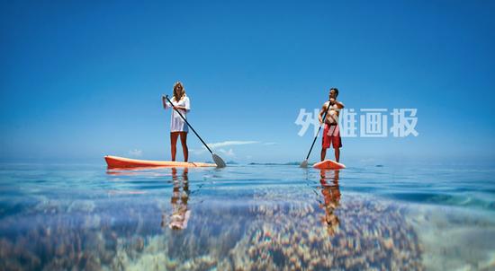 斐济清澈的海水吸引了很多来自澳洲的游客开展各项水上运动