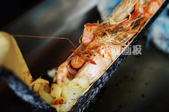 NANUKU 度假村特制富有斐济特色的美食：竹筒烤虾