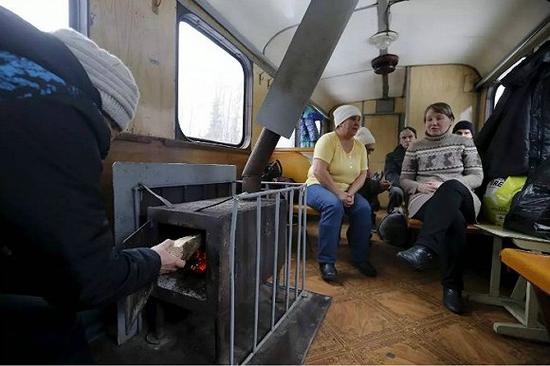 当然，乘坐火车时，火车供暖完全依靠烧木材，而且都需要乘客自己动手。
