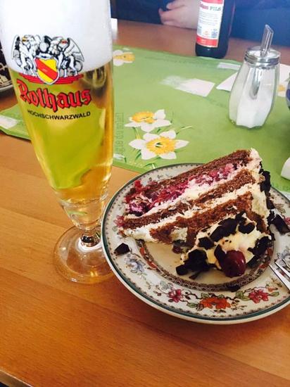 黑森林蛋糕，配以黑森林地区的特产Rothaus啤酒