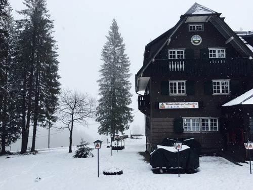 大雪中的Naturfreundehaus，像极了电影中历经千辛万苦终于寻找到的酒馆