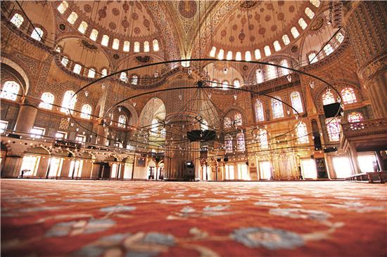 丹艾哈迈德清真寺内部的地毯是由信徒捐赠的，地毯会因为信徒们的祷告而磨损，之后会更换新的。