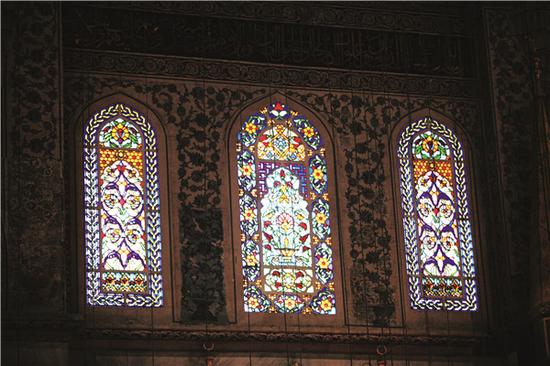 苏丹艾哈迈德清真寺内部有超过二百个设计精细的有色玻璃窗户采纳天然光线，透过精妙的色彩搭配，折射出斑斓的光芒。