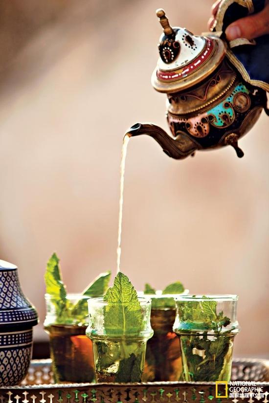 在摩洛哥非斯，人们正在冲制薄荷茶，从高处落下的水流会在表面激起一层泡沫。摄影：PHILIP LEE HARVEY, CULTURA RM EXCLUSIVE/GETTY IMAGES 