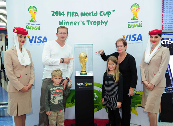 阿联酋航空携手Visa展示2014巴西世界杯奖杯大力神杯