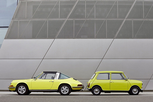 MINI 发布系列可爱照片向Porsche 911致敬