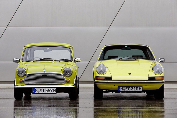 MINI 发布系列可爱照片向Porsche 911致敬