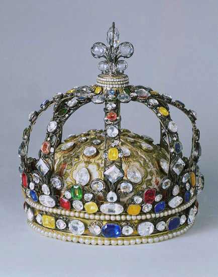 法国第一顶宝石王冠（公元18世纪、材质：镀金、白银、红宝石、黄水晶、祖母绿）