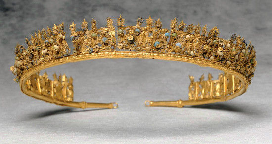 神话般的古希腊皇冠:公元前3世纪。材料：黄金、青铜、玻璃、珐琅）