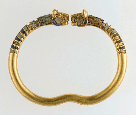 波斯帝国的双狮手镯（公元前4世纪。材质：黄金、绿松石、青金石）