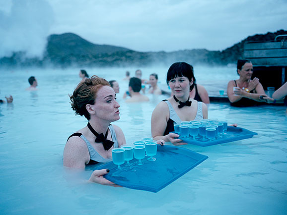 在夏至这一天，冰岛的蓝湖会在晚上举办盛大的聚会， 届时会看到饮料与景色融为一体的场面。