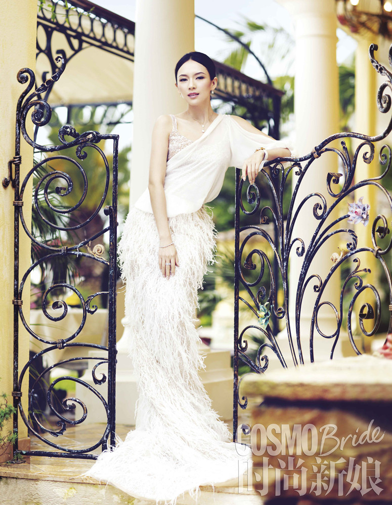 章子怡为《时尚新娘》拍摄8月号封面婚纱大片