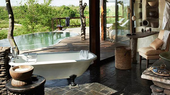 当你入住这里时，你既可以平视苍翠的树梢，也可以俯瞰清澈的河畔。位于南非克鲁格国家公园中的Lebombo Lodge 属于七星级酒店，人们可以从玻璃墙组成的房间里俯瞰大大小小的平原。