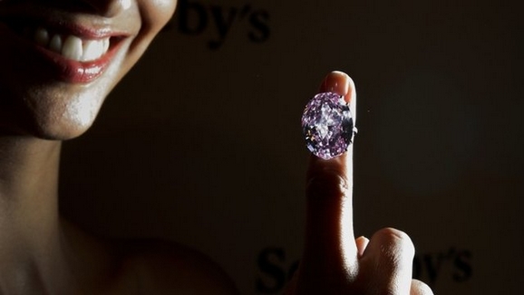 据悉，苏富比拍卖行10月还将在香港推出两颗钻石，一颗白钻与一颗蓝钻，其拍卖价格预计分别为280万美元与190万美元。