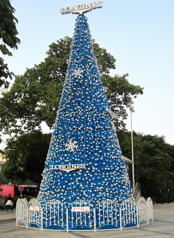 浪琴表品牌梦幻圣诞树优雅闪耀 三地呈现温馨冬日