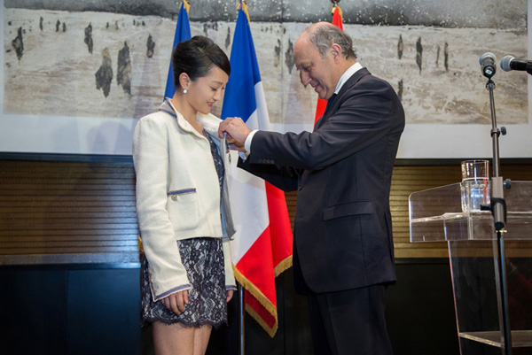 Chanel 形象大使周迅被授予法国文学艺术骑士勋章