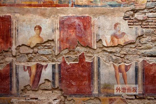 艾费斯残破的墙壁上还残留着古罗马时期的壁画