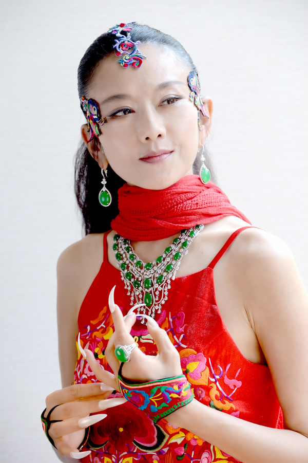 杨丽萍携手七彩云南翡翠演绎珠宝设计跨界传奇