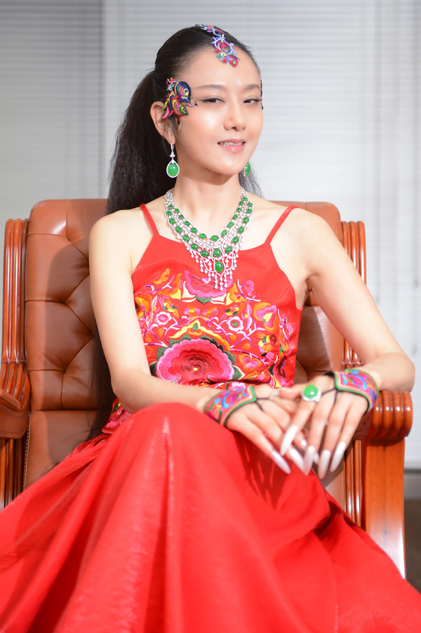 杨丽萍携手七彩云南翡翠演绎珠宝设计跨界传奇