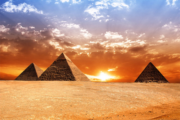 埃及总理签订协议 提高金字塔地区旅游承载力