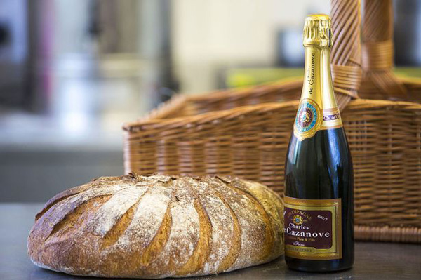 史上最奢华面包 用香槟和金箔打造