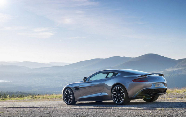 Aston Martin Vanquish 碳纤维版即将亮相
