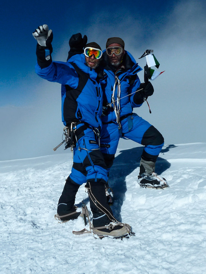 60年后再登K2峰 Moncler扶助散漫爬山队装备【综合】风气中国网