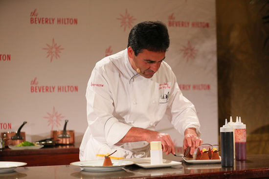 比弗利山庄希尔顿酒店的厨师长特洛伊 N。汤普森为第72界金球奖准备了许多佳肴