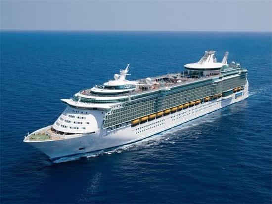 皇家加勒比海洋自主号：重154407吨，载客量3634 皇家加勒比国际邮轮公司