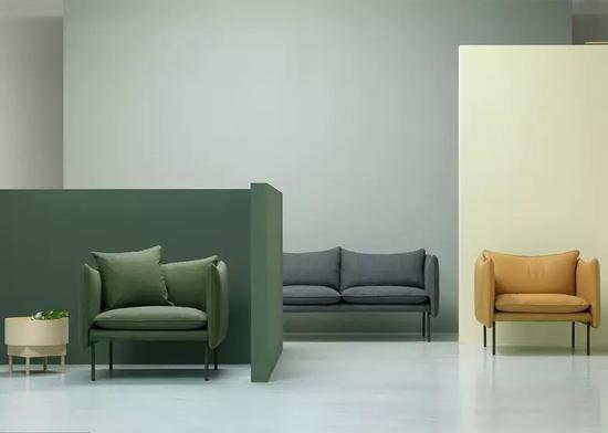 同时推出了由不同材质组成的沙发系列