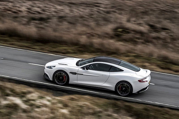 Aston Martin 推出Vanquish白色碳纤维版