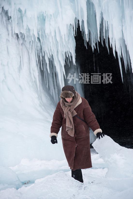 贝加尔湖冰封之后，爱冒险的人们会徒步在湖面上寻找冰洞