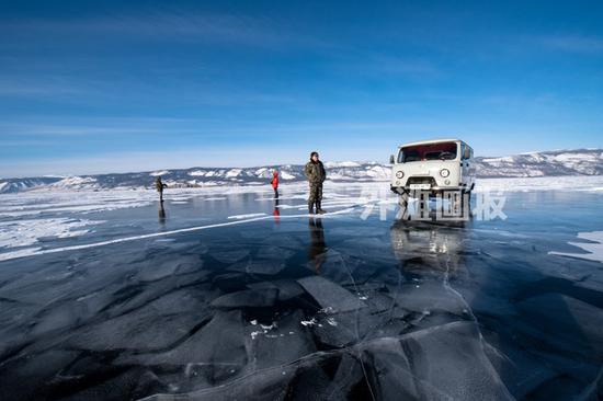 湖面最厚的冰层能达到 120 公分，足以承受一辆汽车的重量
