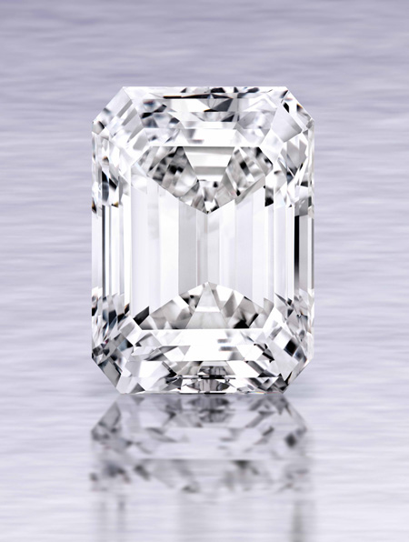 纽约苏富比100卡拉完美方形巨钻拍出2210万美元