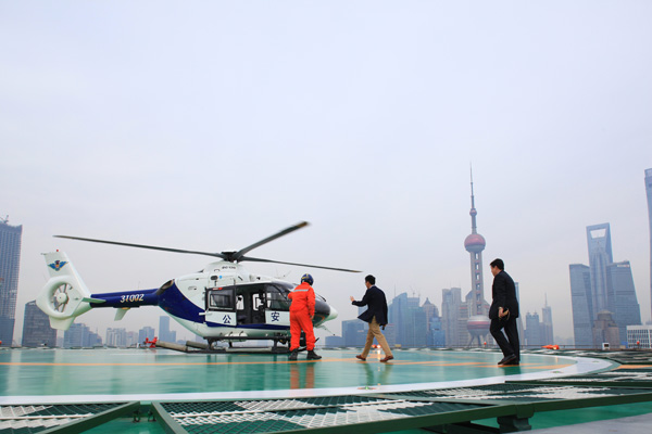 警用直升机试飞上海半岛酒店顶层停机坪