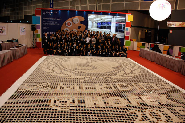 数码港艾美酒店成功创造最大咖啡杯马赛克拼画