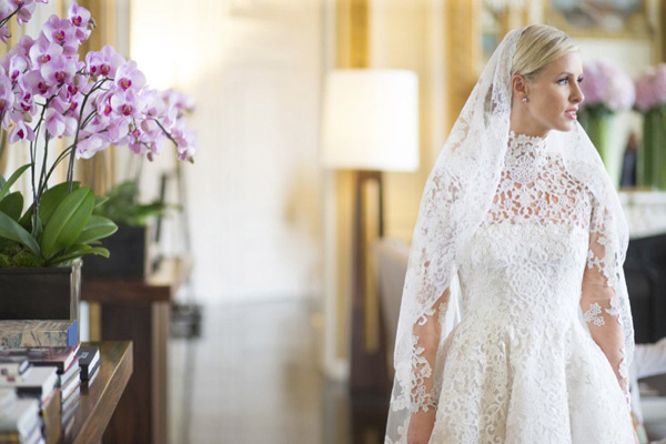妮基·希尔顿身穿Valentino婚纱大婚